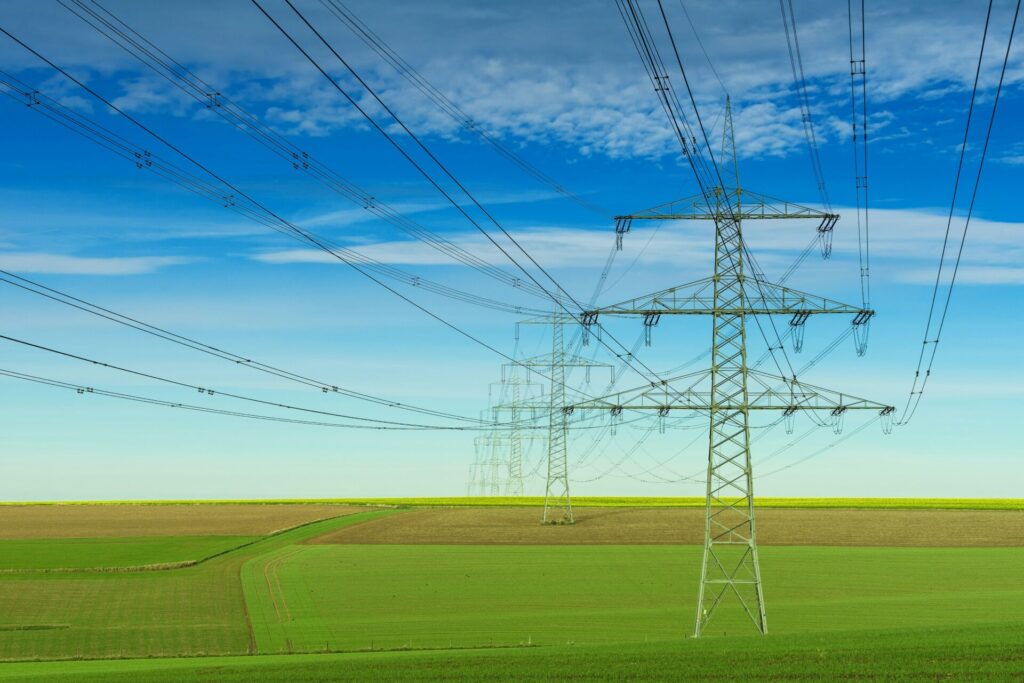 Landschaft mit elektrischen Pfosten Paysage parsemé de poteaux électriques